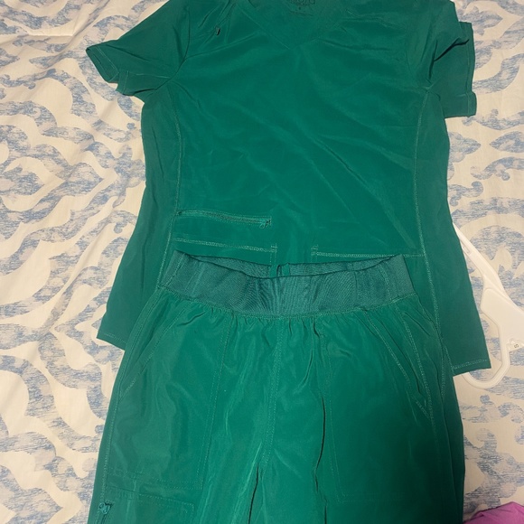 Allura Cherokee scrubs - Picture 1 of 2